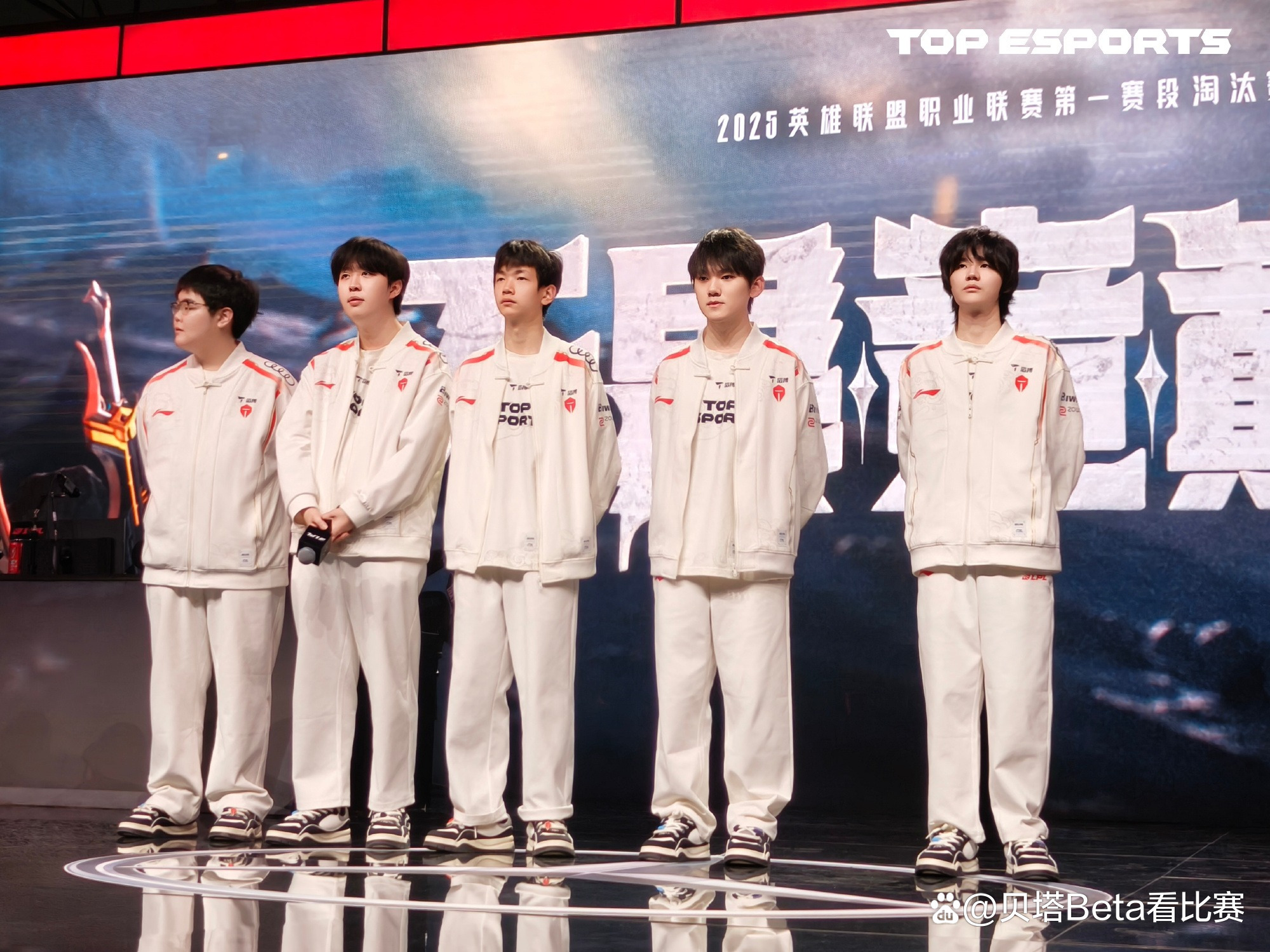 开云体育app-FPX观众热烈欢呼!,Rookie迎来二十赛季出色发挥观众掌声雷动-开云体育app