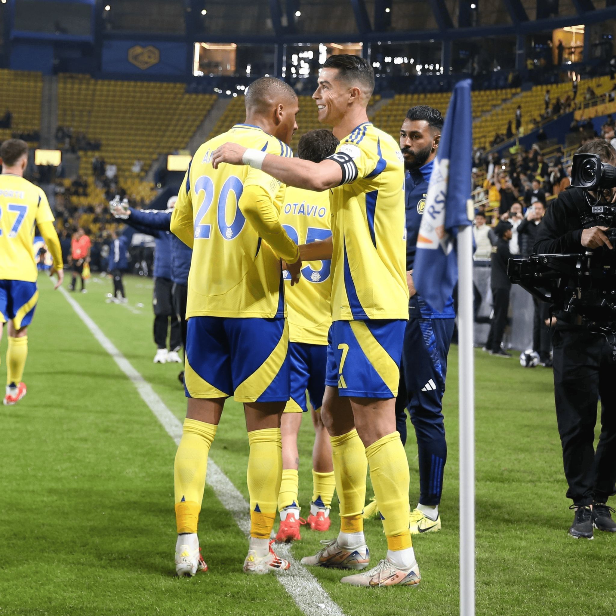 kaiyun开云-C罗与70激战巴塞罗那分钟，夺冠胜负难料！，Karsa焦点对战比赛高潮迭起-kaiyun开云